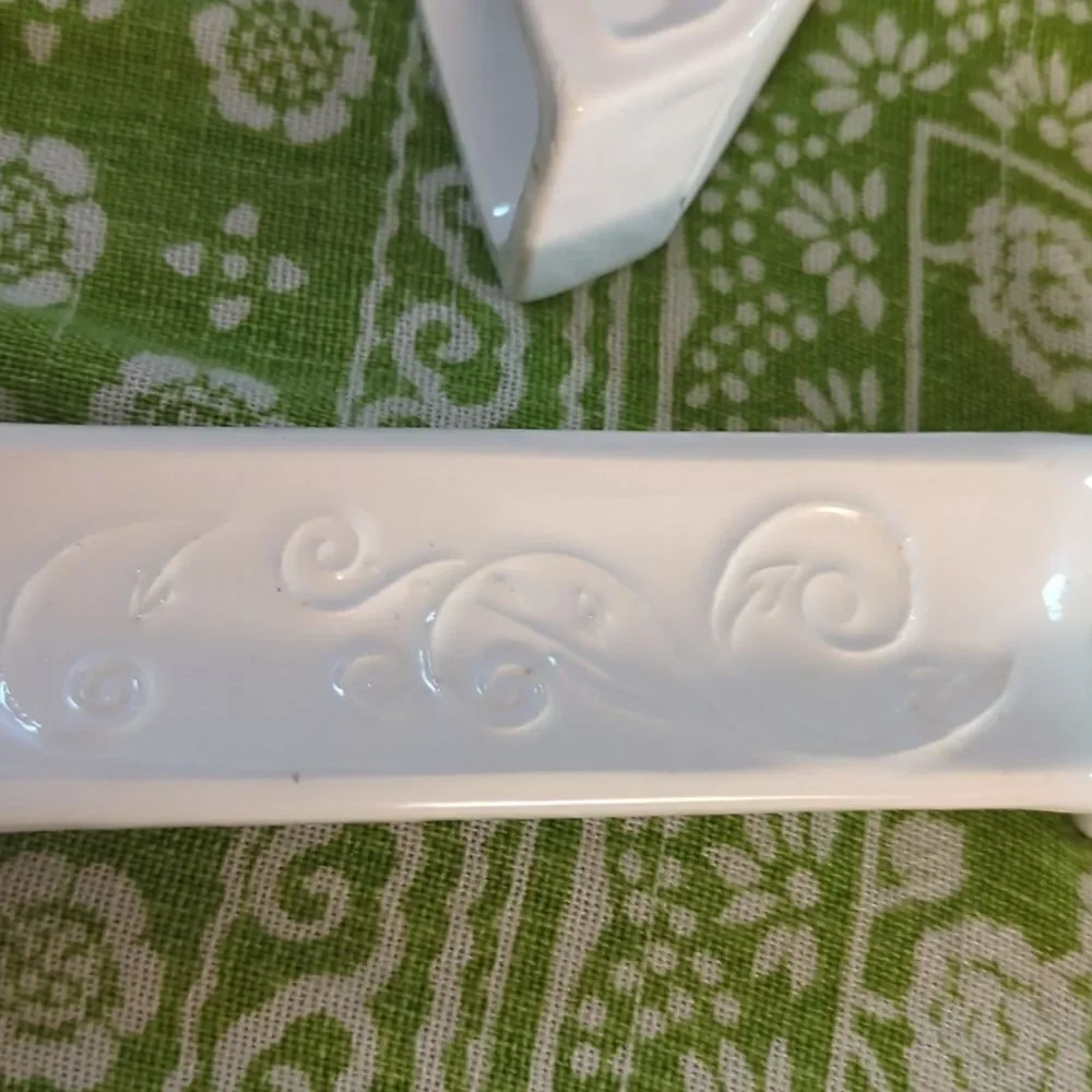 Sur la table white rustic farmhouse‎ napkin holder and spoon rest